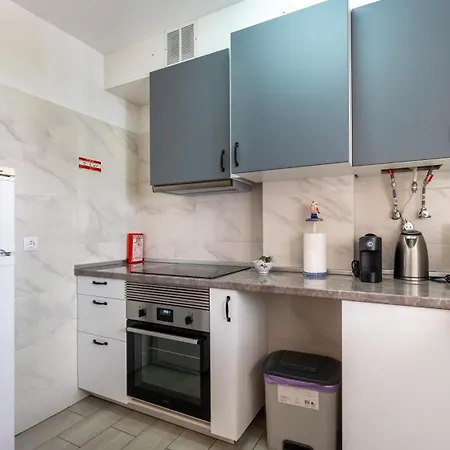 Apartman Typical T2 In W/ Balcony By Lovelystay